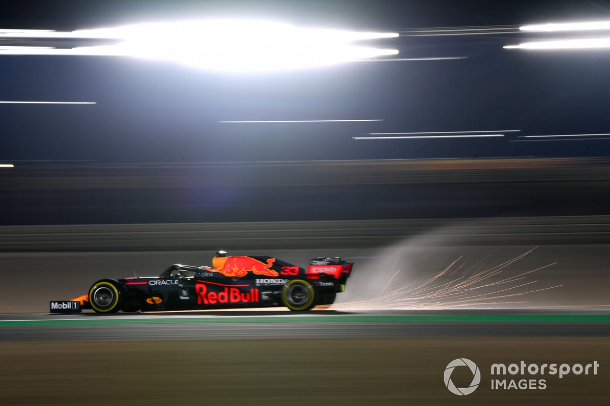Bunga api muncul dari bawah mobil Max Verstappen, Red Bull Racing RB16B, saat kualifikasi akibat gesekan dengan kerb Sirkuit Losail, tuan rumah F1 GP Qatar.