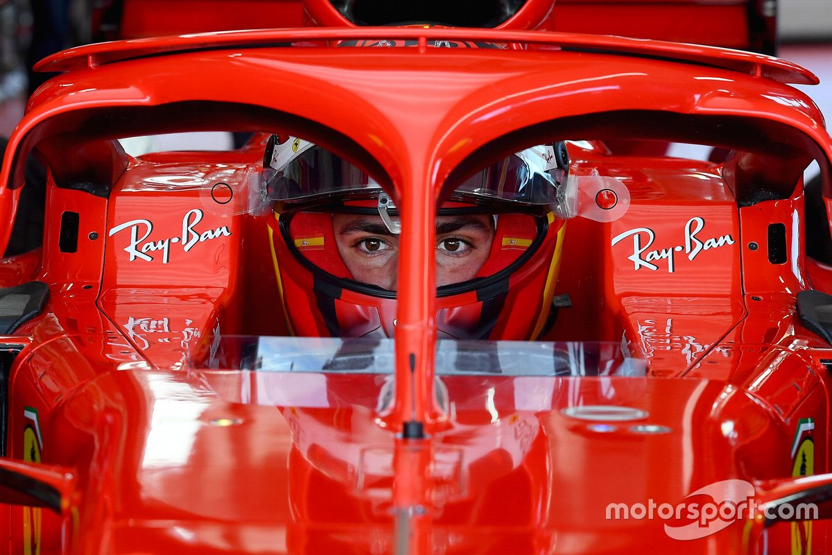 Pembalap anyar Scuderia Ferrari, Carlos Sainz Jr., di dalam kokpit mobil SF71H saat menjalani tes perdana dengan timnya di Sirkuit Fiorano, Italia.