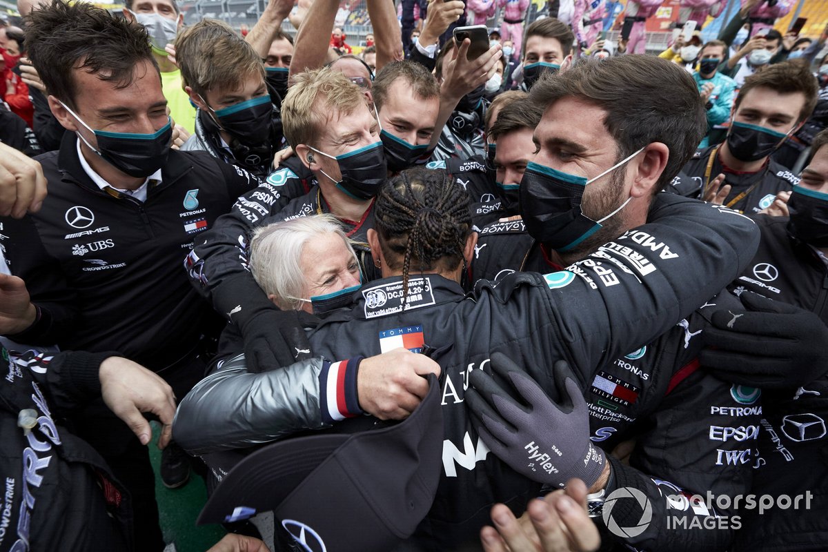 Lewis Hamilton viert zijn wereldtitel met onder meer zijn fysio en beste vriendin Angela Cullen