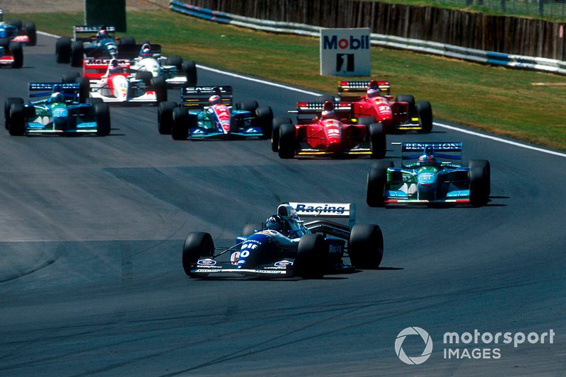 Damon Hill, Williams FW16, devant Michael Schumacher, Benetton B194