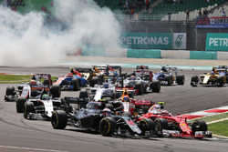 Jenson Button, McLaren MP4-31 and Kimi Raikkonen, Ferrari SF16-H at the start of the race