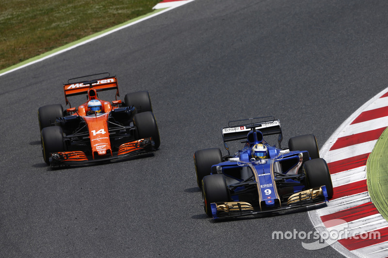 Marcus Ericsson, Sauber C36, battles, Fernando Alonso, McLaren MCL32