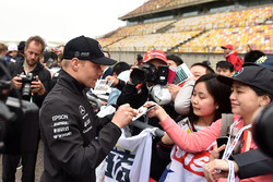 Valtteri Bottas, Mercedes-AMG F1 imza dağıtıyor