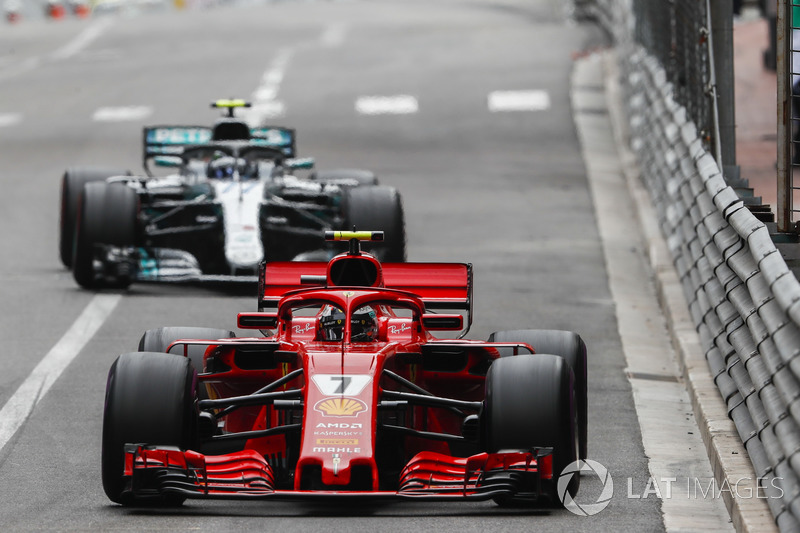 Kimi Raikkonen, Ferrari SF71H, leads Valtteri Bottas, Mercedes AMG F1 W09