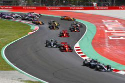 Arrancada: Lewis Hamilton, Mercedes AMG F1 W09, lleva Sebastian Vettel, Ferrari SF71H, Valtteri Bottas, Mercedes AMG F1 W09, Kimi Raikkonen, Ferrari SF71H, Max Verstappen, Red Bull Racing RB14 y el resto del grupo