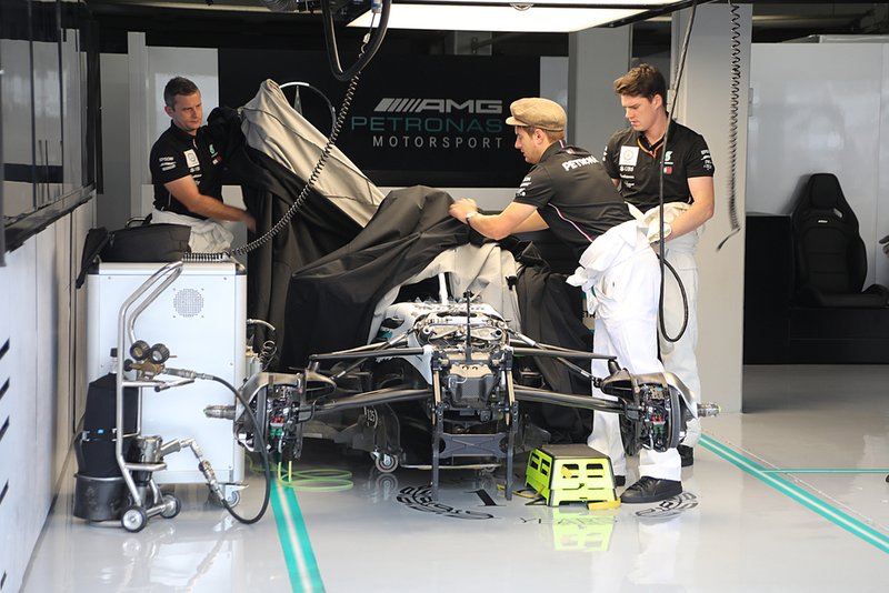 Mercedes W10 con i meccanici in tuta in stile Anni '50
