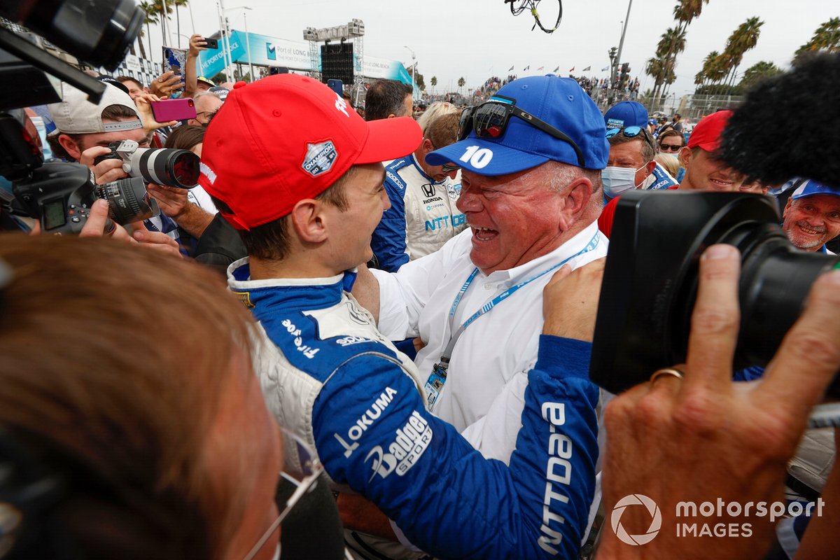 Champion Alex Palou, Chip Ganassi Racing Honda berselebrasi dengan pemilik tim, Chip Ganassi, setelah sukses menjuarai IndyCar 2021