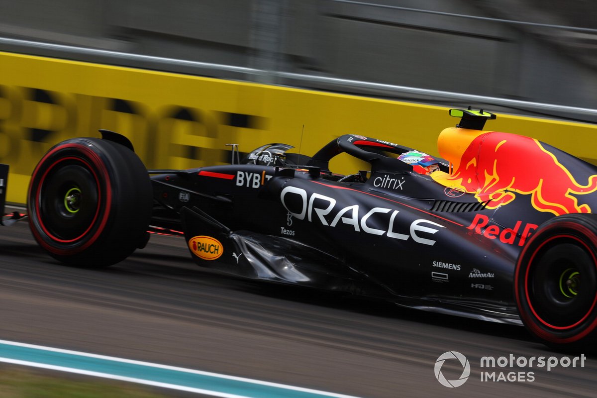 Sergio Perez onderweg met de Red Bull RB18