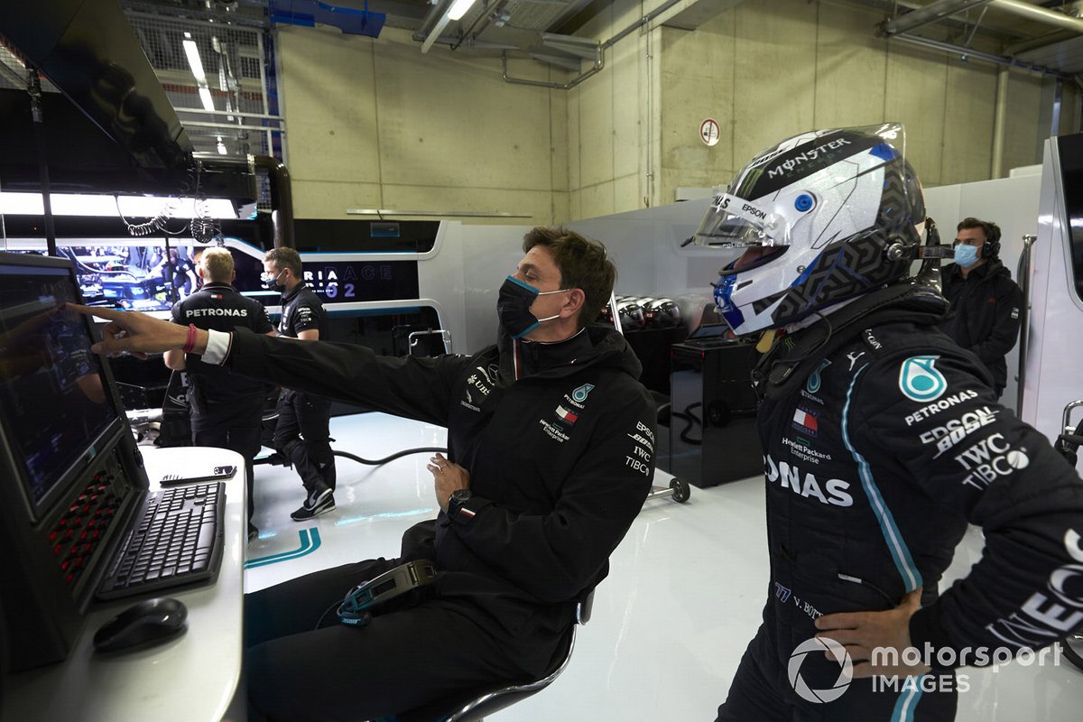 Toto Wolff, Executive Director (Business), Mercedes AMG and Valtteri Bottas, Mercedes-AMG Petronas F1 in the garage