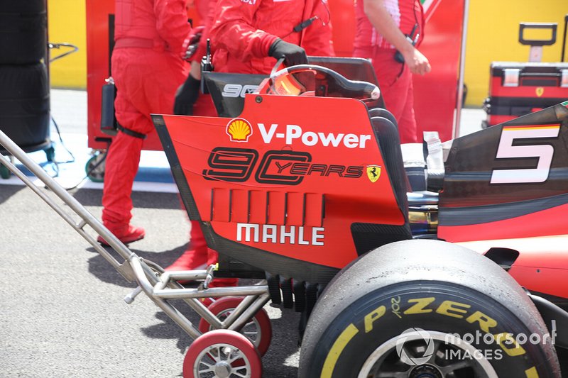 Ferrari SF90 dettaglio della paratia posteriore dell'ala con le frange tagliate