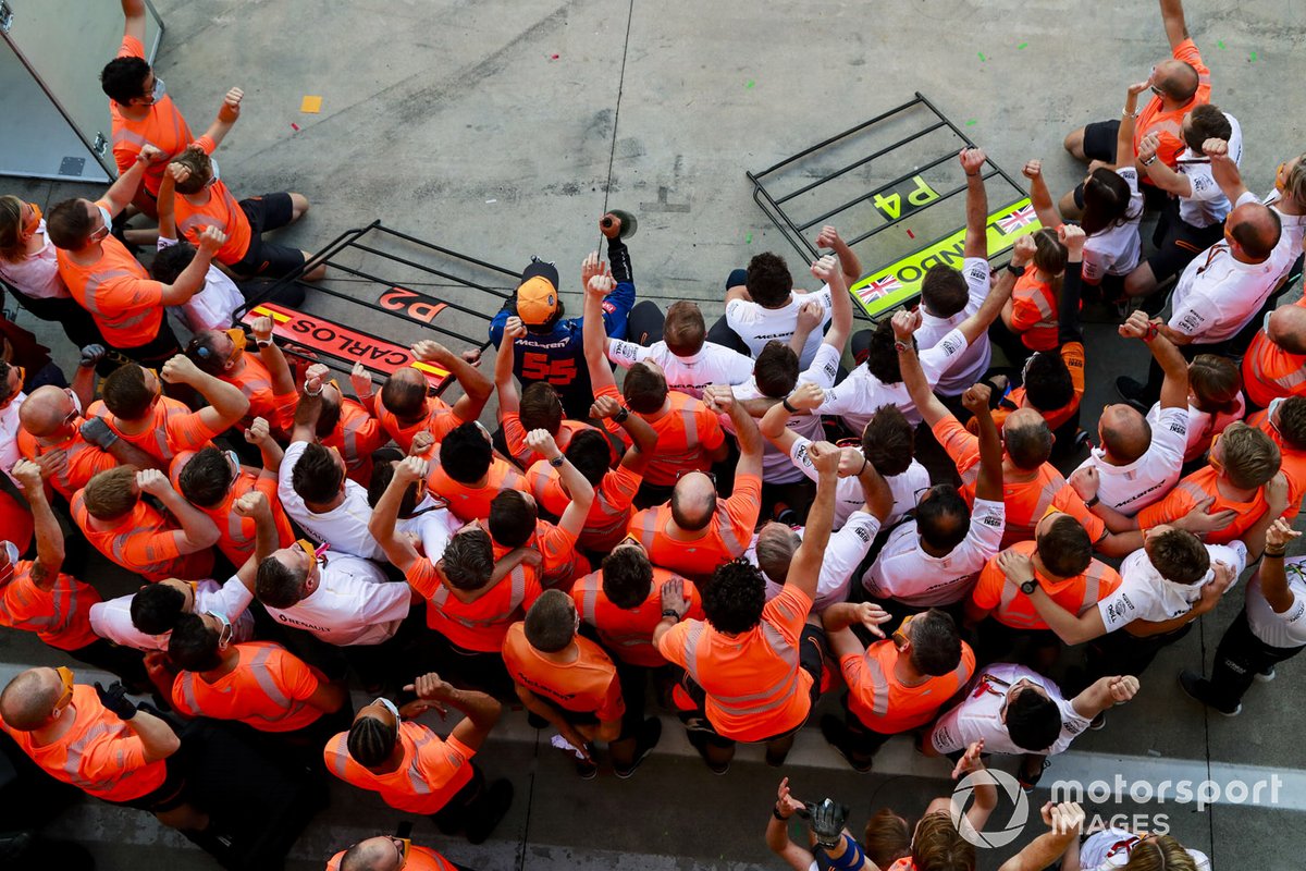 Carlos Sainz Jr., McLaren, 2nd position, Andreas Seidl, Team Principal, McLaren, and the McLaren team celebrate after the race