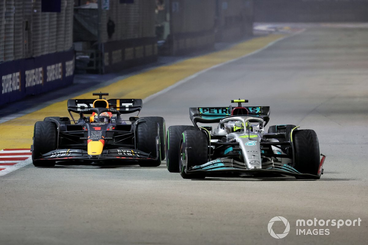 Max Verstappen, Red Bull Racing RB18, lotta con Lewis Hamilton, Mercedes W13