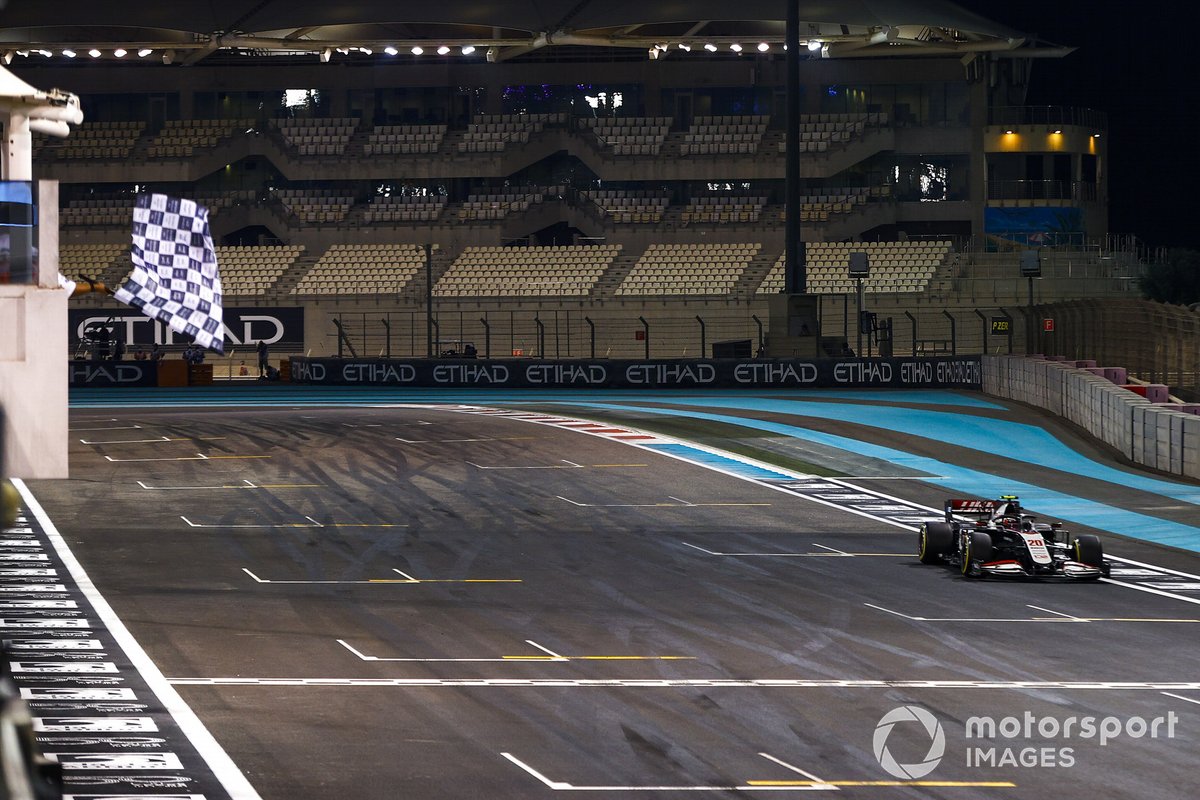 Kevin Magnussen, Haas VF-20, franchit la ligne d'arrivée