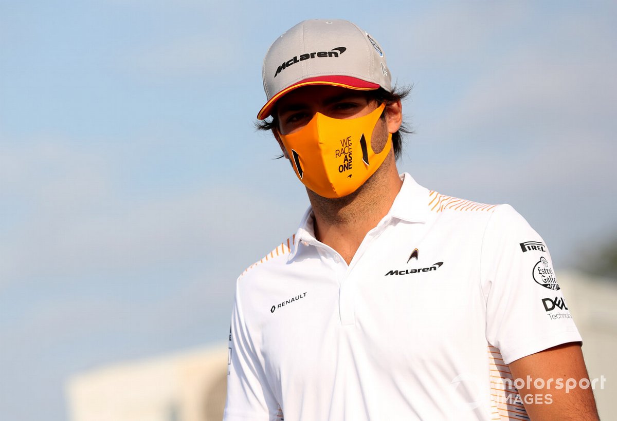 Carlos Sainz Jr., McLaren arrives at the track