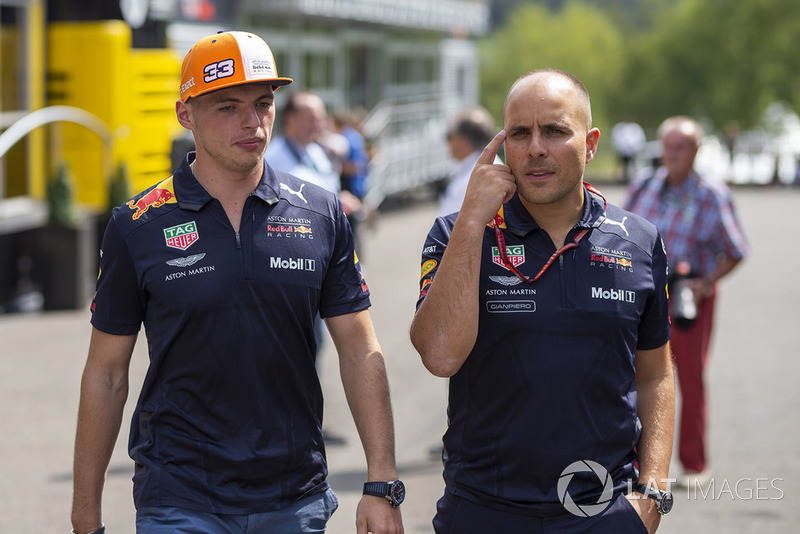 Pembalap Red Bull Racing, Max Verstappen, dan race engineer-nya, Gianpiero Lambiase.