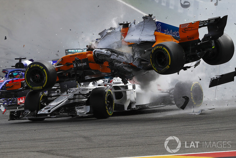 La McLaren di Alonso vola sulla Sauber di Leclerc al via del GP del Belgio dopo la tamponata di Hulkenberg con la Renault
