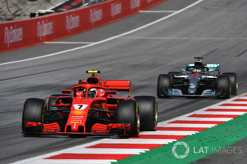 Kimi Raikkonen, Ferrari SF71H voor Lewis Hamilton, Mercedes-AMG F1 W09