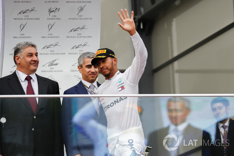 Льюіс Хемілтон, Mercedes AMG F1, 1-а позиція, на подіумі