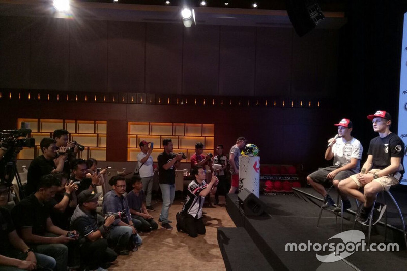 Karel Abraham, Angel Nieto Team dan Jules Danilo, SAG Team Moto2 saat event helm NHK Indonesia di Jakarta