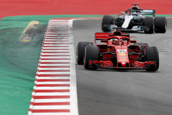 Antonio Giovinazzi, Ferrari SF71H, voor Valtteri Bottas, Mercedes AMG F1 W09