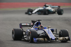 Pascal Wehrlein, Sauber C36; Valtteri Bottas, Mercedes AMG F1 W08