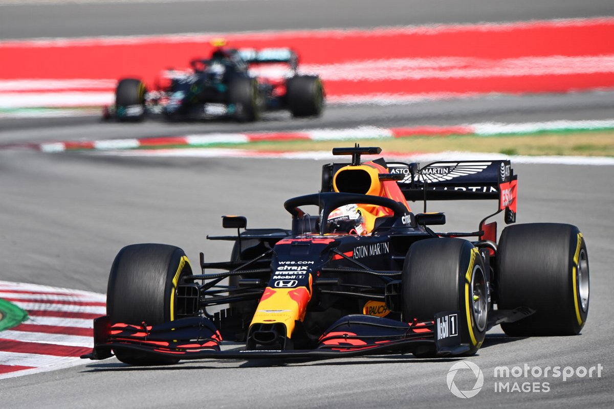 Max Verstappen, Red Bull Racing RB16, devance Valtteri Bottas, Mercedes F1 W11