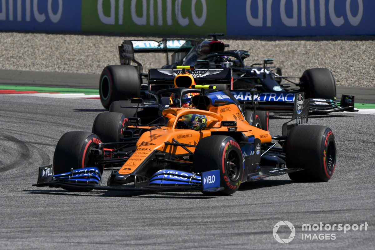 Lando Norris, McLaren MCL35, lidera sobre Alex Albon, Red Bull Racing RB16, y Lewis Hamilton, Mercedes F1 W11 EQ Performance