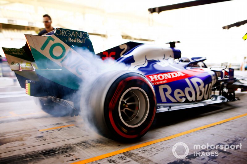 Daniil Kvyat, Toro Rosso STR14, spins his tyres as he leaves the pits