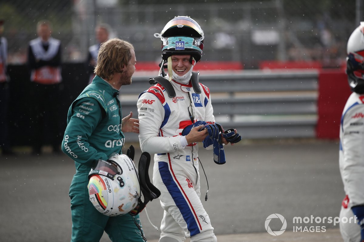 Sebastian Vettel, Aston Martin, speaks with Mick Schumacher, Haas F1 Team, at the end of the race