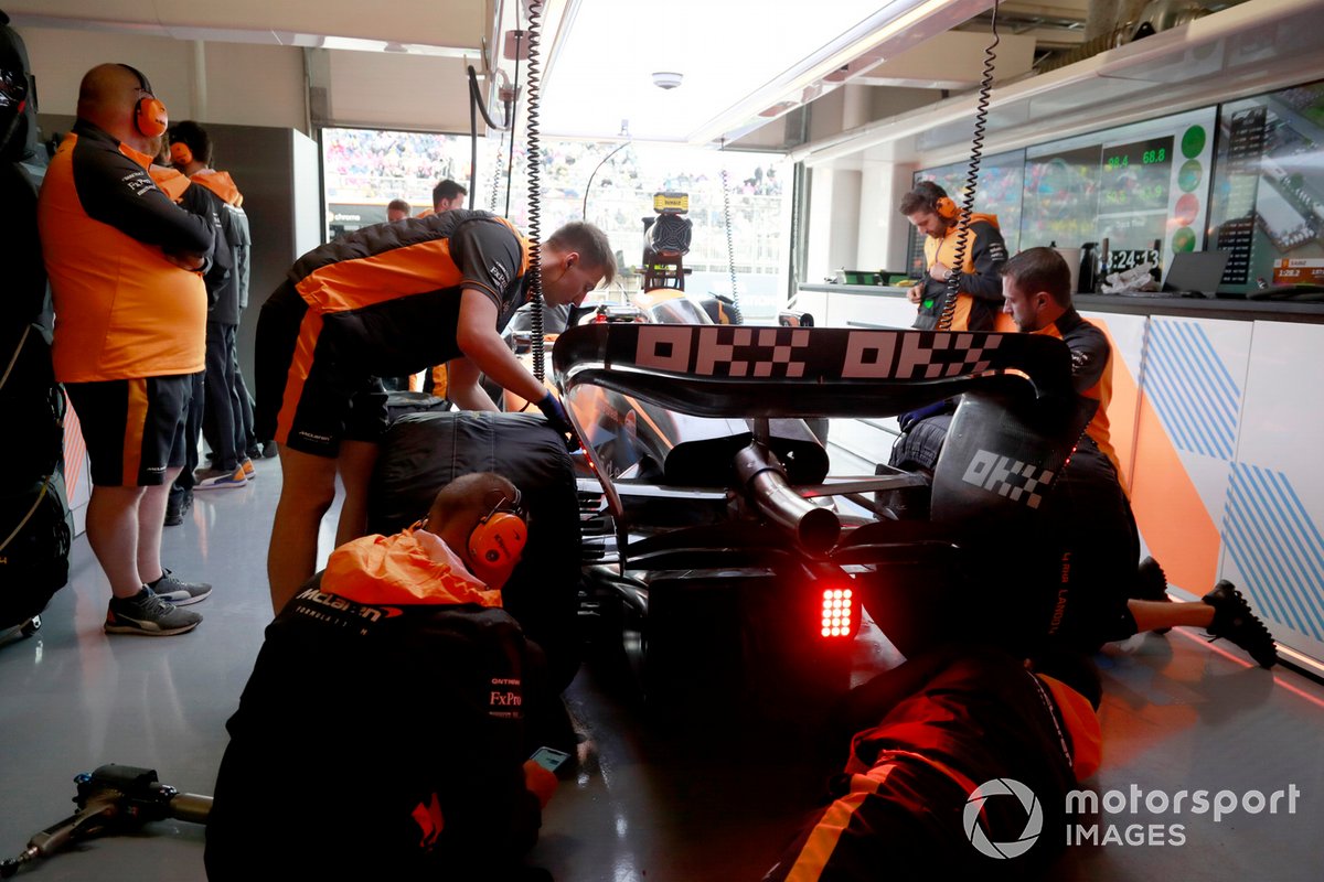 Los mecánicos trabajan en el coche de Lando Norris, McLaren MCL36.