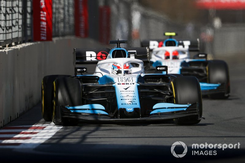 George Russell, Williams Racing FW42, devant Robert Kubica, Williams FW42