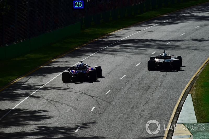 Brendon Hartley, Scuderia Toro Rosso STR13 e Romain Grosjean, Haas F1 Team VF-18