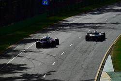 Брендон Хартли, Scuderia Toro Rosso STR13, и Ромен Грожан, Haas F1 Team VF-18