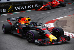 Даниэль Риккардо, Red Bull Racing RB14, и Себастьян Феттель, Ferrari SF71H