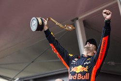 Il vincitore della gara Daniel Ricciardo, Red Bull Racing festeggia sul podio con il trofeo