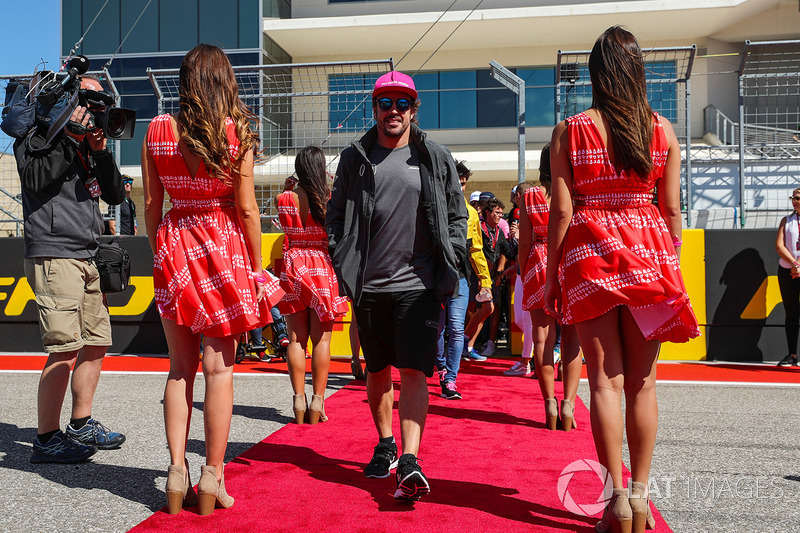 Fernando Alonso, McLaren en el desfile de pilotos