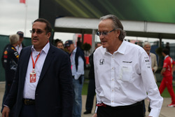 Sceicco Mohammed bin Essa Al Khalifa, CEO del Consiglio di Sviluppo Economico del Bahrain e azionista McLaren e Mansour Ojjeh, TAG