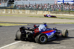 Pierre Gasly, Scuderia Toro Rosso STR12, ve kaa sonrası yarış dışı kalan Carlos Sainz Jr., Scuderia