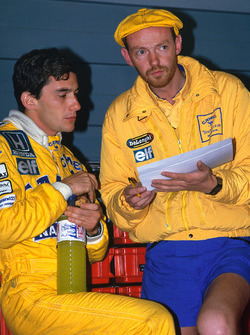 Ayrton Senna, Team Lotus, praat met race engineer Steve Hallam