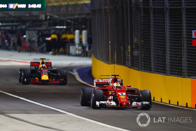Sebastian Vettel, Ferrari SF70H, Daniel Ricciardo, Red Bull Racing RB13