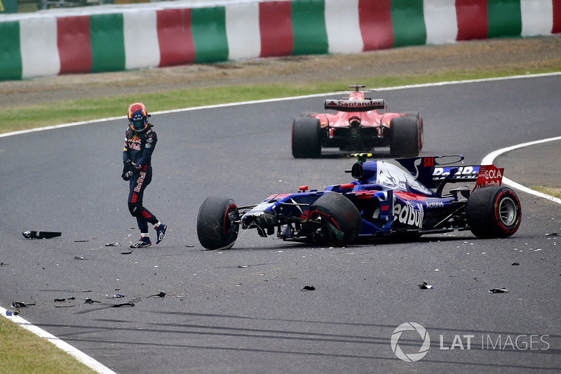 Carlos Sainz Jr., Scuderia Toro Rosso STR12 crashes
