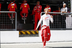 Maurizio Arrivabene, Team Principal, Ferrari, Sebastian Vettel, Ferrari, on the pit wall
