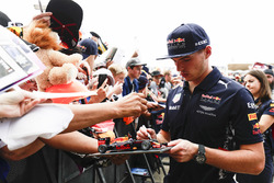 Макс Ферстаппен, Red Bull, роздає автографи