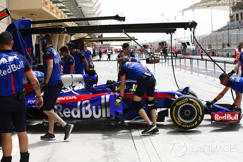 Toro Rosso STR13 Honda Брендона Хартлі закочують до боксів