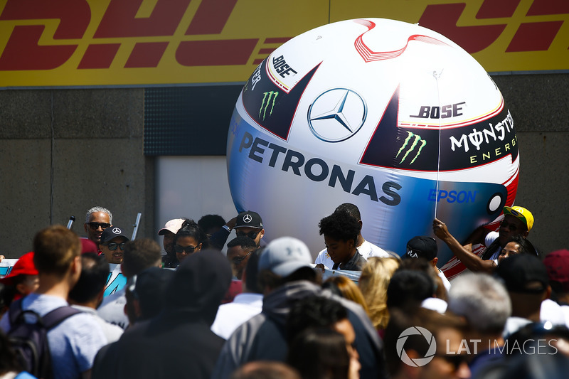 Un globo con forma del casco de Lewis Hamilton, Mercedes AMG F1