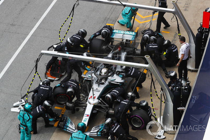 Lewis Hamilton, Mercedes AMG F1 W09, hace un pit stop