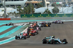 Valtteri Bottas, Mercedes-Benz F1 W08 aan de leiding bij de start, Kevin Magnussen, Haas F1 Team VF