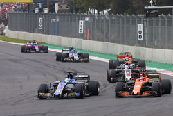 Marcus Ericsson, Sauber C36, Stoffel Vandoorne, McLaren MCL32, Romain Grosjean, Haas F1 Team VF-17,