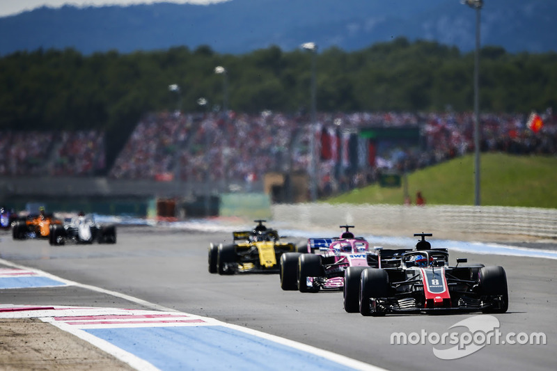 Romain Grosjean, Haas F1 Team VF-18, voor Sergio Perez, Force India VJM11, en Nico Hulkenberg, Renault Sport F1 Team R.S. 18