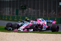 Valtteri Bottas, Mercedes-AMG F1 W09 EQ Power+ ve Sergio Perez, Force India VJM11